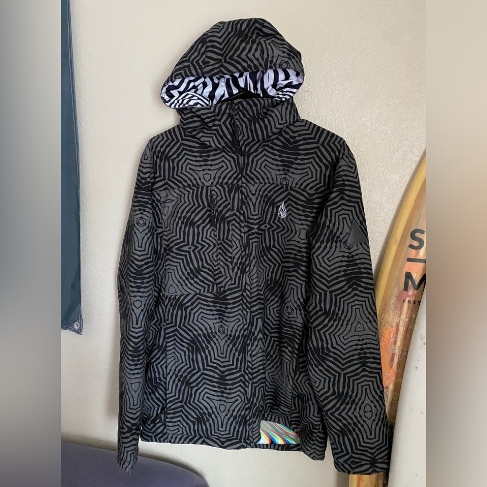 Threyda jacket size small